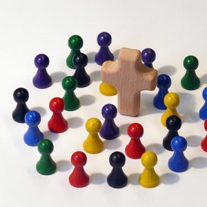 Holzkreuz mit bunten Spielfiguren