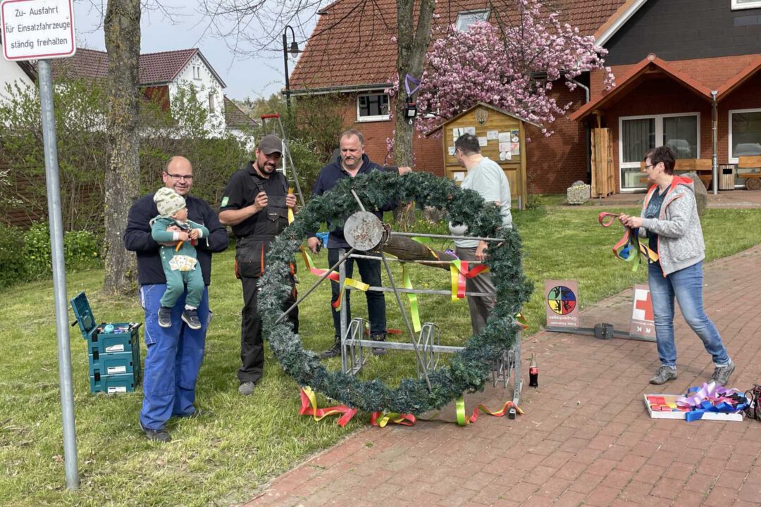 NKV Mitglieder beim Maibaum hochziehen