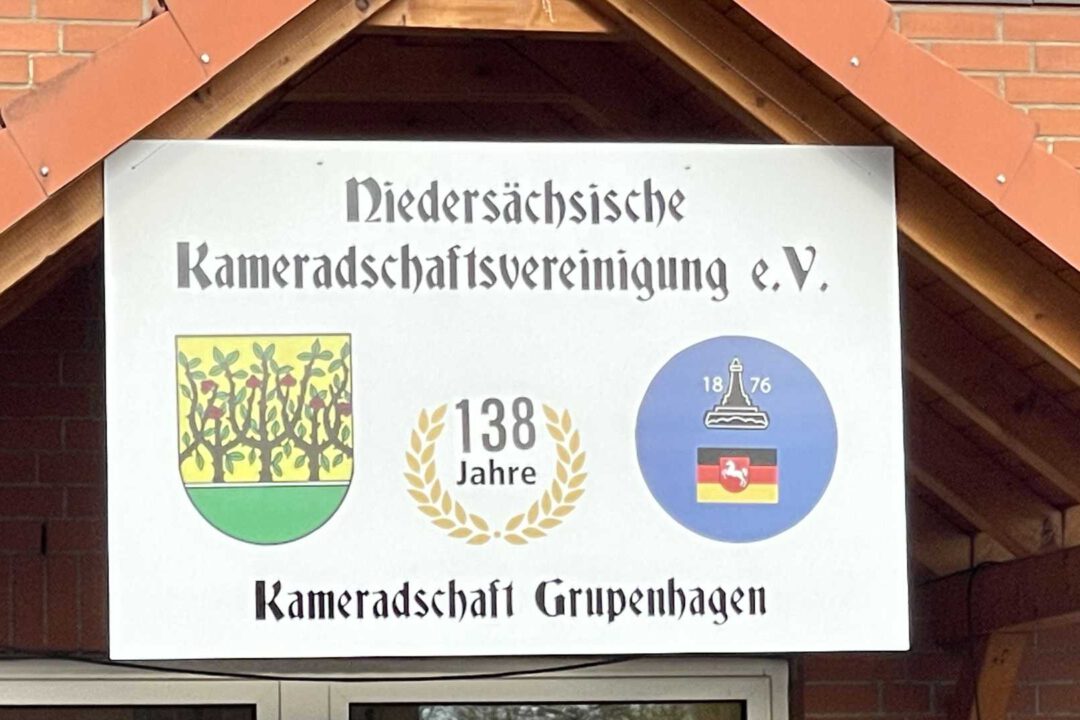 & Wappen Grupenhagen und NKV am Giebel vom DGH
