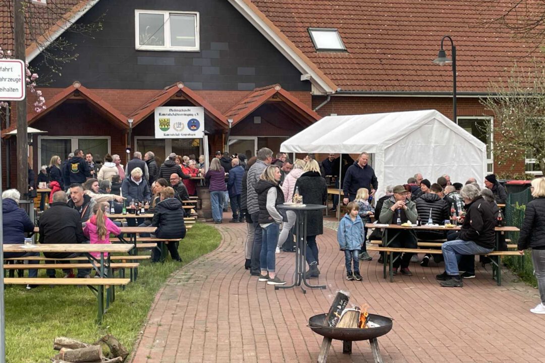 Dorfplatz mit Besuchern