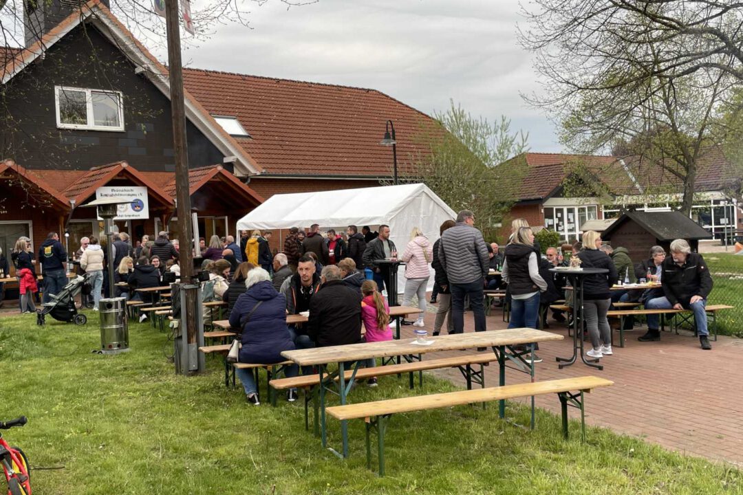 Dorfplatz mit Besuchern