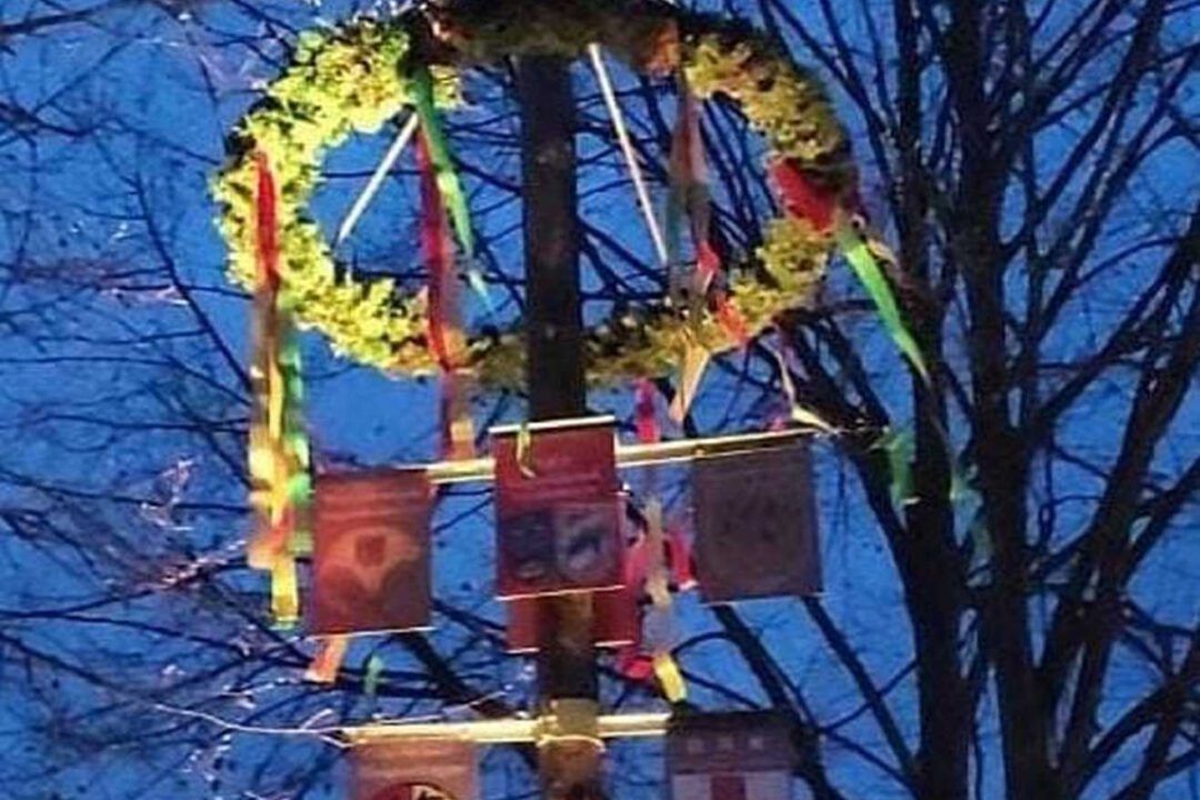 Maibaum Schilder am Kranz