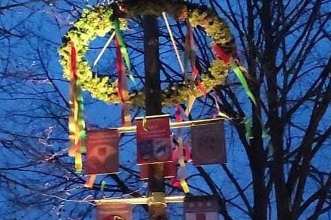 Maibaum Schilder am Kranz