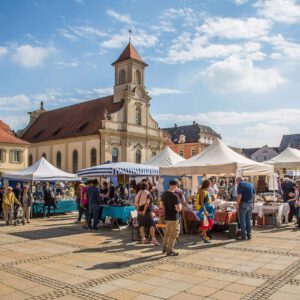 Flohmarkt mit Marktständen