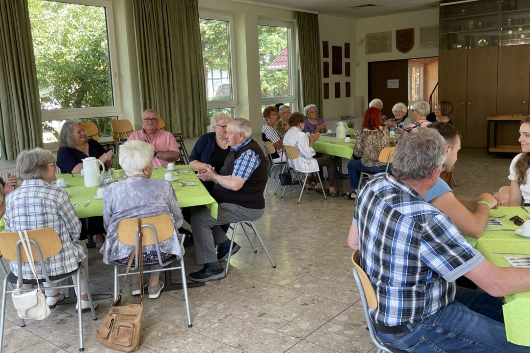 DRK Frühstück. Foto ins DGH auf alle Gäste.