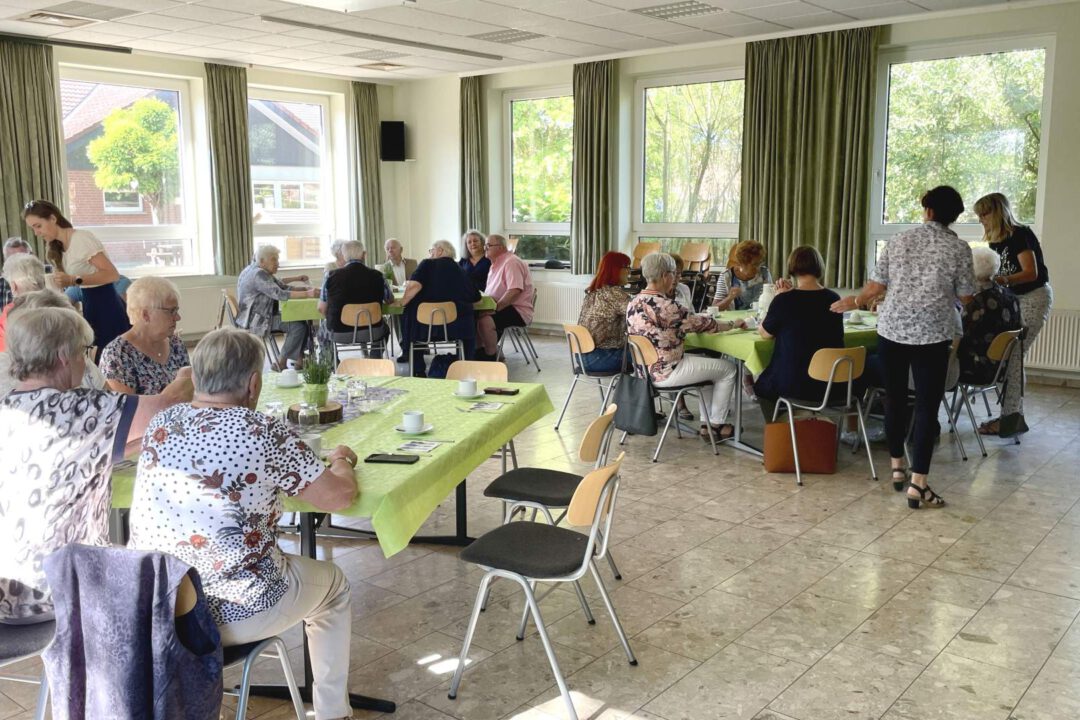 DRK Frühstück. Foto ins DGH auf alle Gäste.