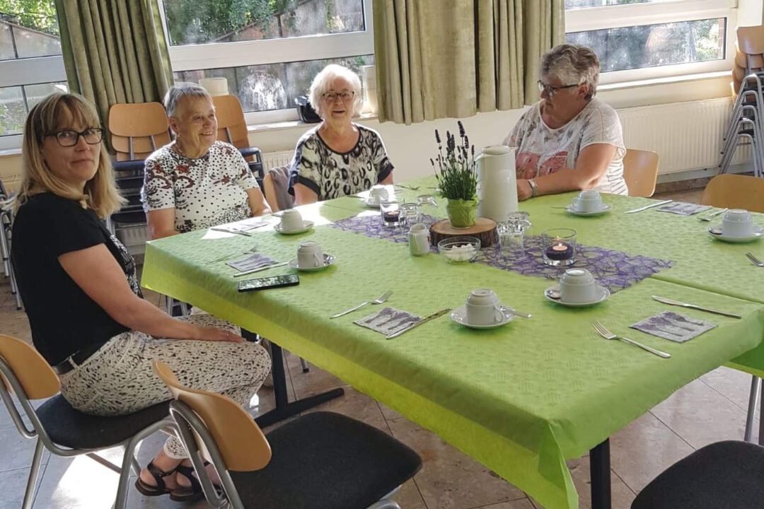 DRK Frühstück. Die Gäste an Tisch Nr. 1