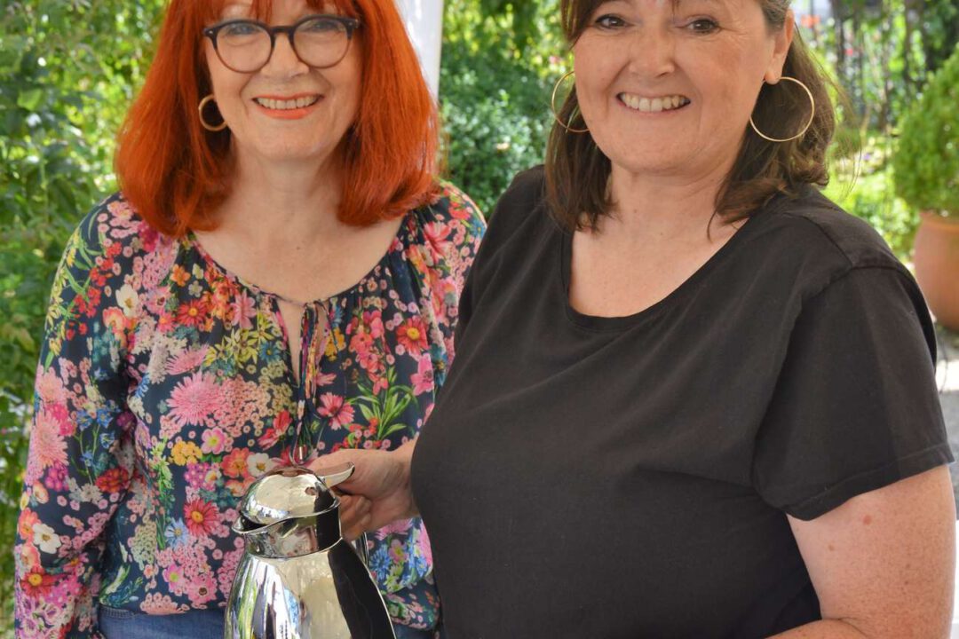 Irma Nick (li.) und ihre Tochter Christina Hubel empfangen die Gäste mit "Süßer Kunst" im wunderschönen Gartenambiente