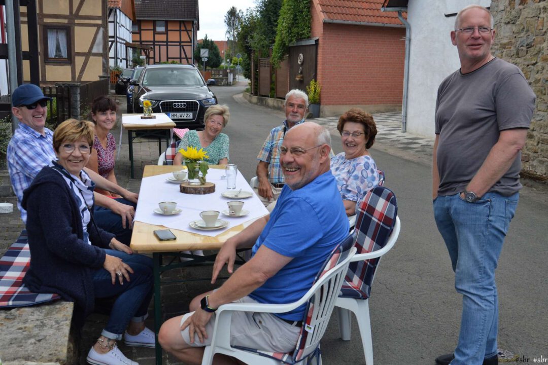 Kaffeeklatsch mitten auf der Dorfstraße. Der kulinarische Dorfrundgang macht's möglich