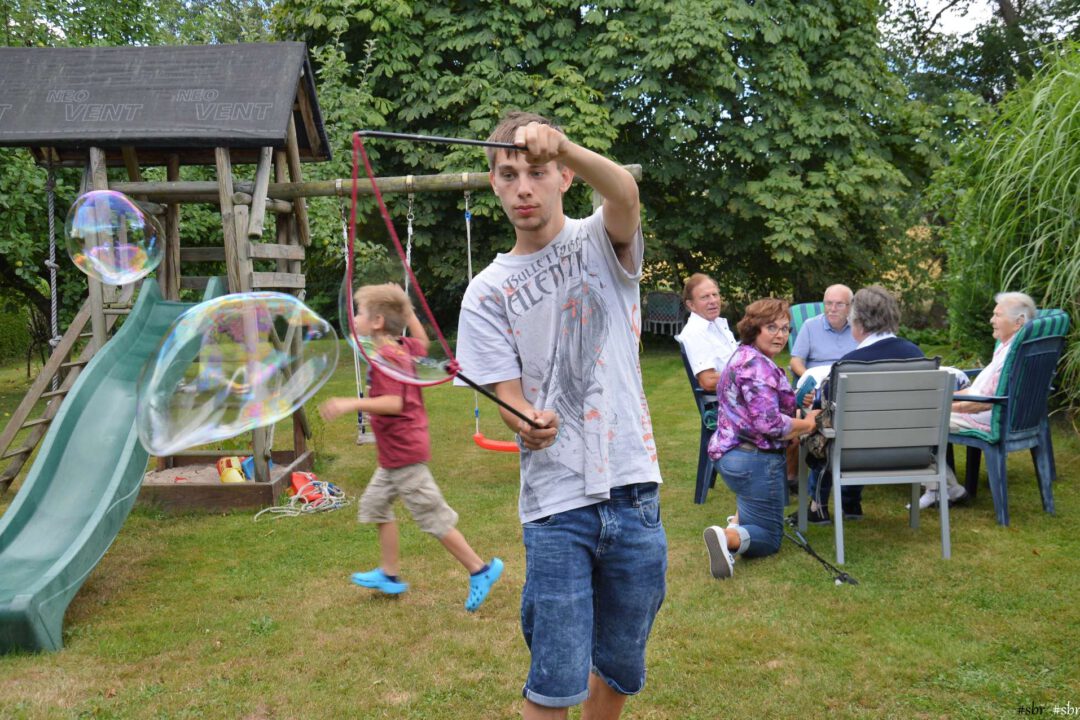 Kurzweilig auch für jüngere Besucher: Sebastian versucht sich als "Seifenblasen-Künstler" im Garten von Ruth Lunkowski und Peter Kluwe