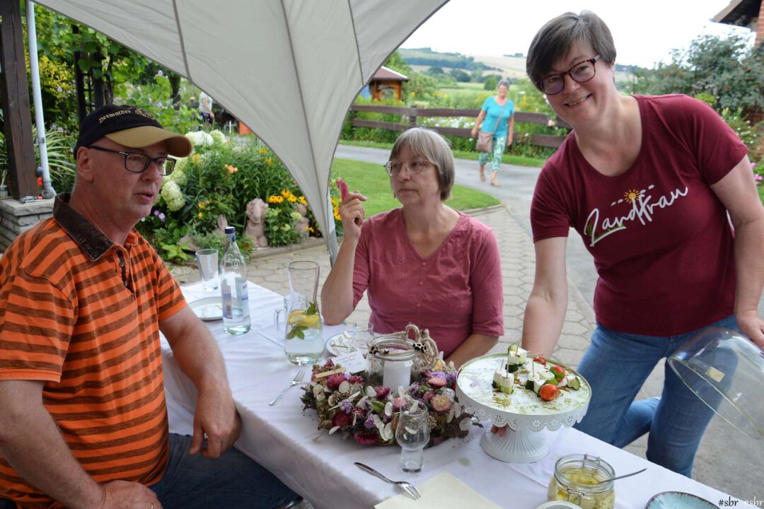 Doris Wehrmann (re.) serviert ihren Gästen Friedhelm und Carola Senke Käsespezialitäten aus eigener Herstellung