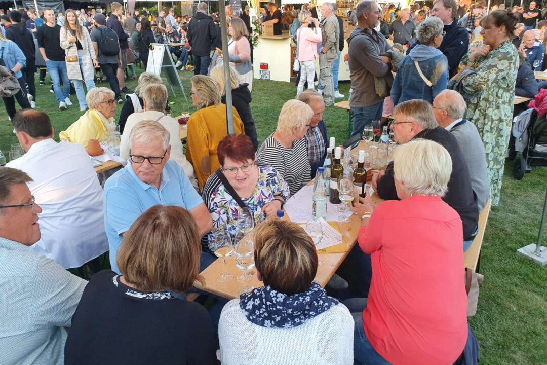 Weinfest Hameln Grupenhäger gemütlich auf der Bank sitzend