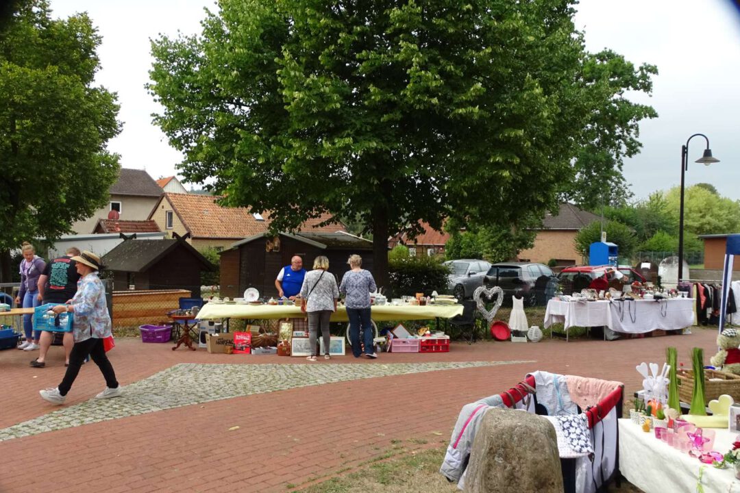 Flohmarkt, Stände auf der Seite des Kindergartens