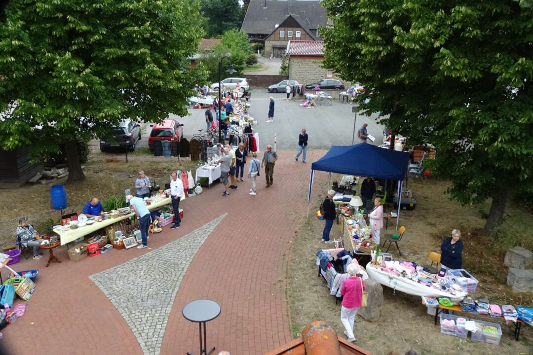 Flohmarkt, Blick aus dem DGH von oben auf den Kurt Senke Platz