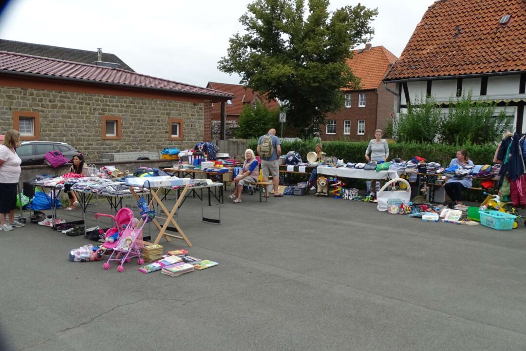 Flohmarkt, Stände auf dem alten Dorfplatz