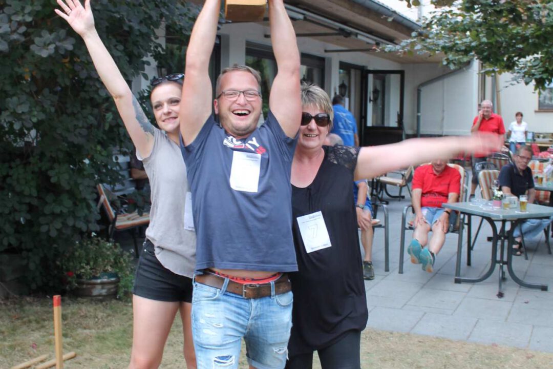 Siegerjubel mit Pokal der Bermuda-Kubber