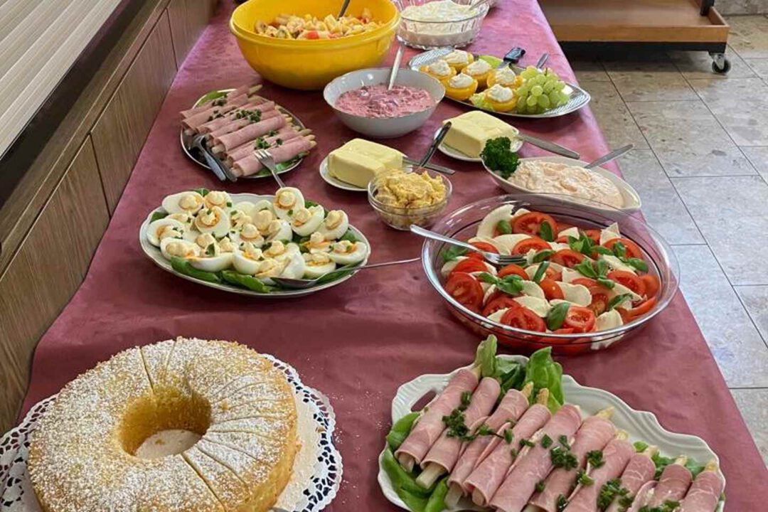 Frühstücksbuffet mit Kuchen