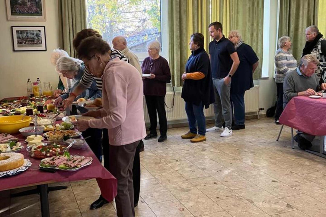 Anstellen am Buffet